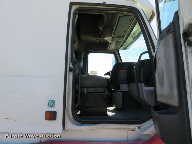 image for item DI3826 2005 Volvo VN  semi truck