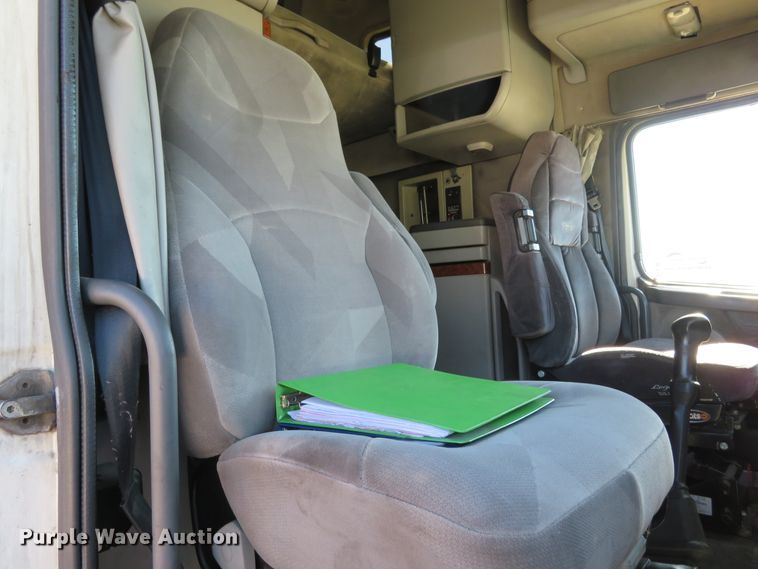 image for item DI3826 2005 Volvo VN  semi truck