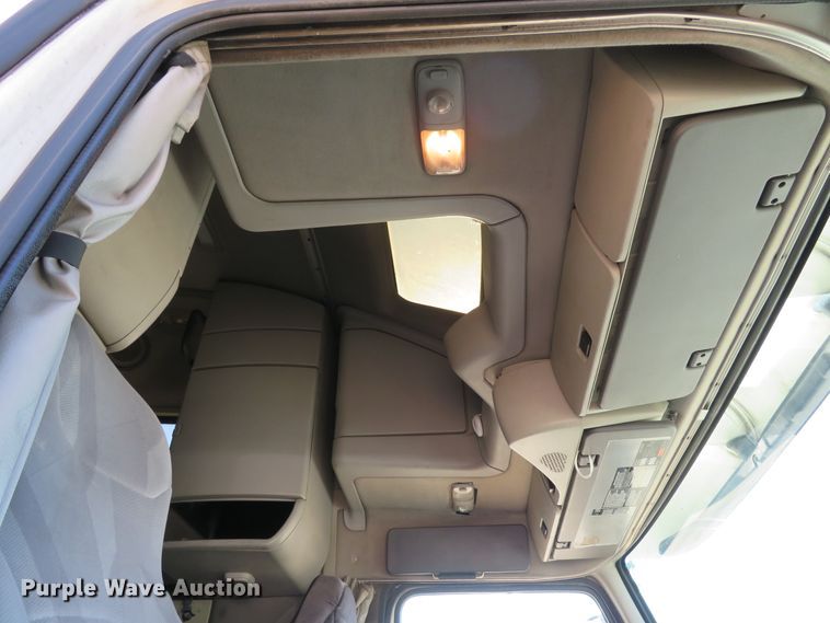 image for item DI3826 2005 Volvo VN  semi truck