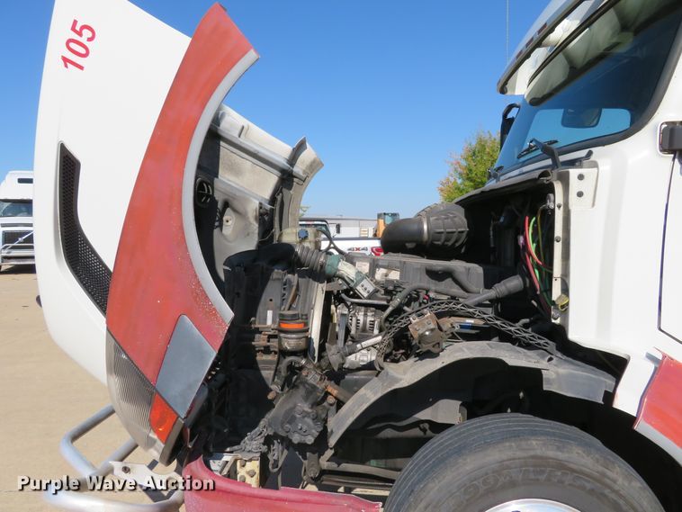 image for item DI3826 2005 Volvo VN  semi truck