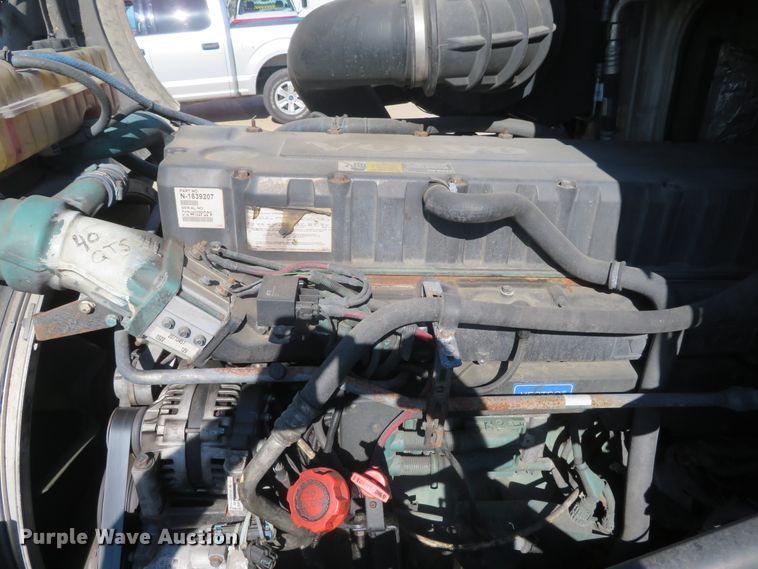 image for item DI3826 2005 Volvo VN  semi truck