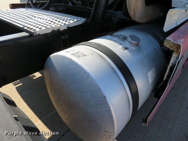 image for item DI3826 2005 Volvo VN  semi truck