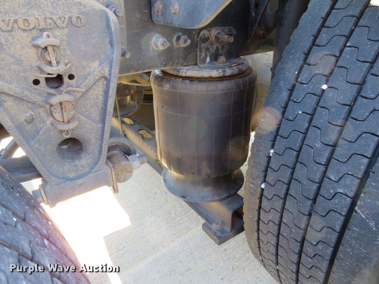 image for item DI3826 2005 Volvo VN  semi truck