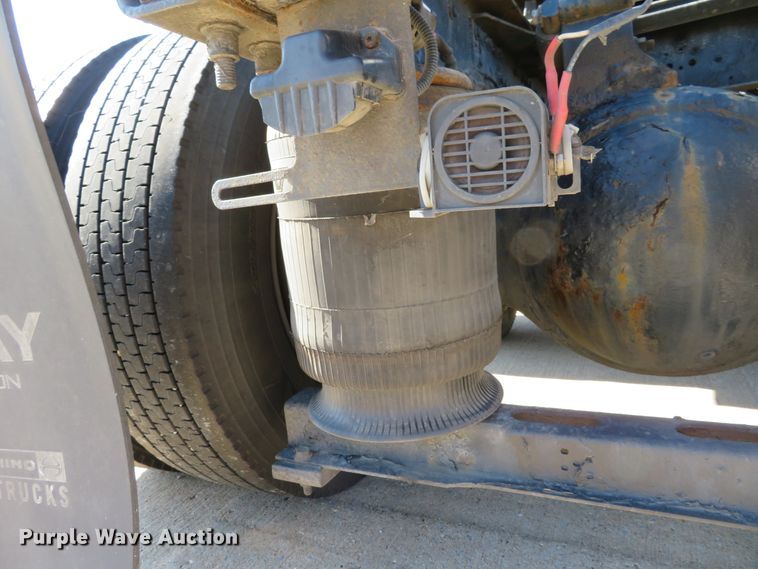 image for item DI3826 2005 Volvo VN  semi truck