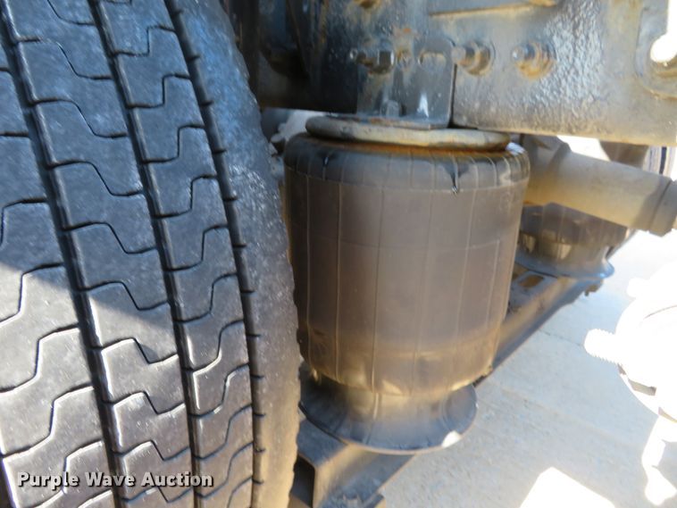 image for item DI3826 2005 Volvo VN  semi truck