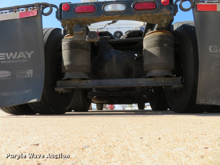 image for item DI3826 2005 Volvo VN  semi truck