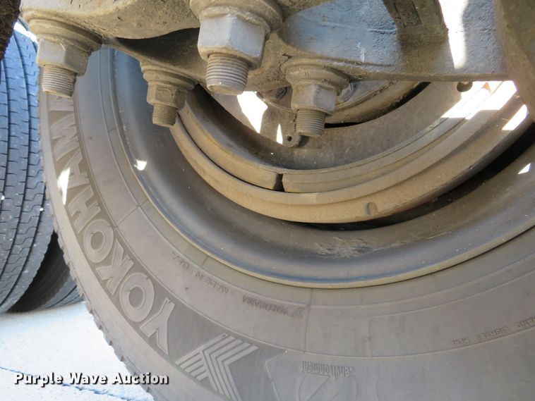 image for item DI3826 2005 Volvo VN  semi truck