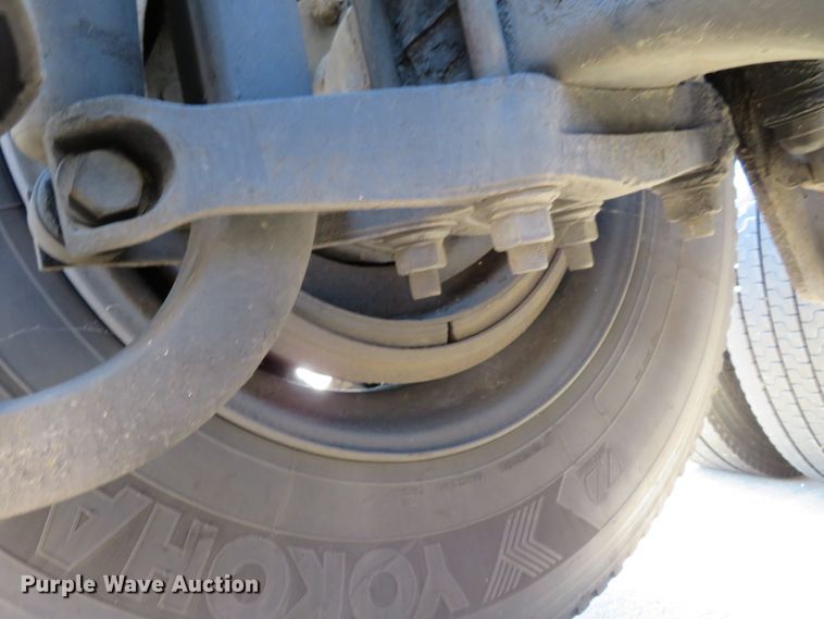 image for item DI3826 2005 Volvo VN  semi truck