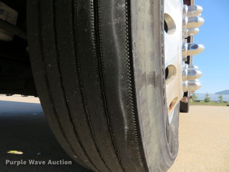 image for item DI3826 2005 Volvo VN  semi truck