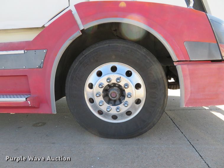 image for item DI3826 2005 Volvo VN  semi truck