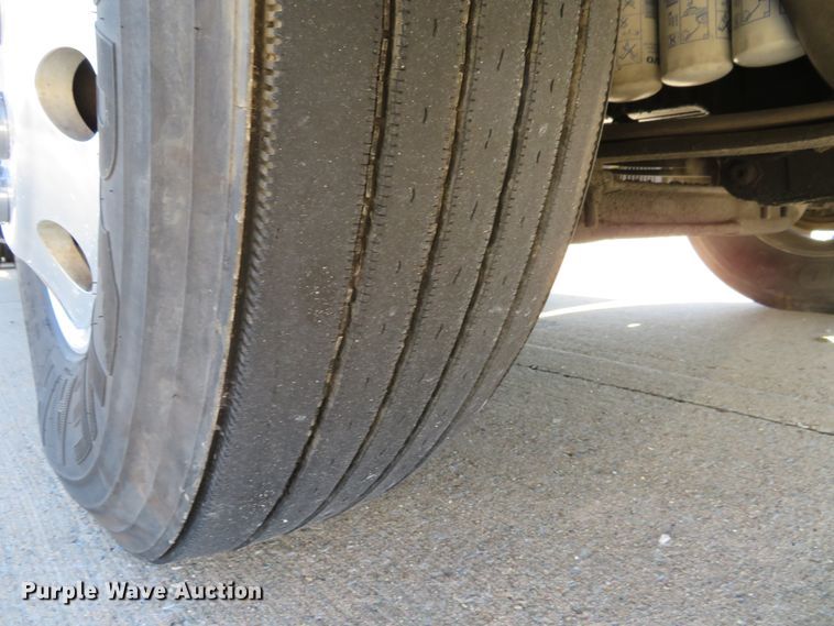 image for item DI3826 2005 Volvo VN  semi truck