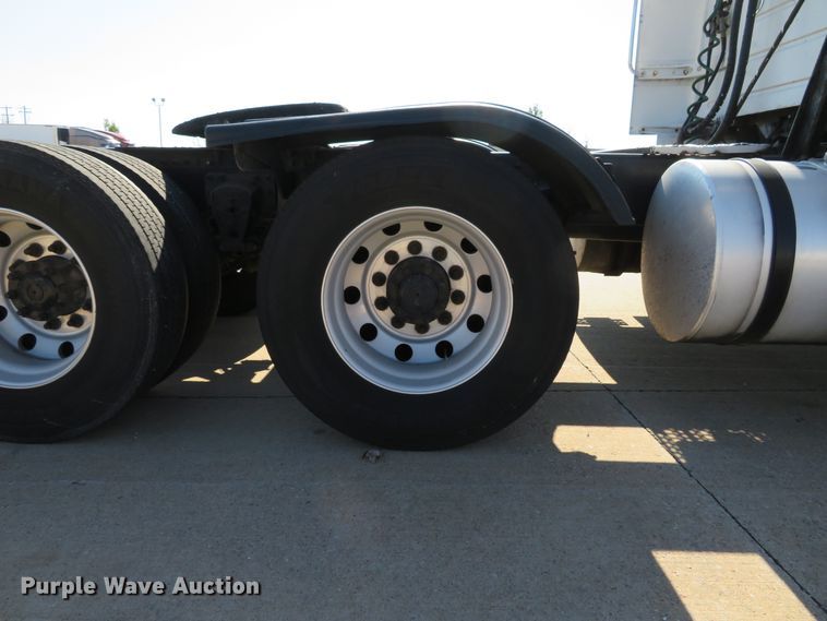 image for item DI3826 2005 Volvo VN  semi truck