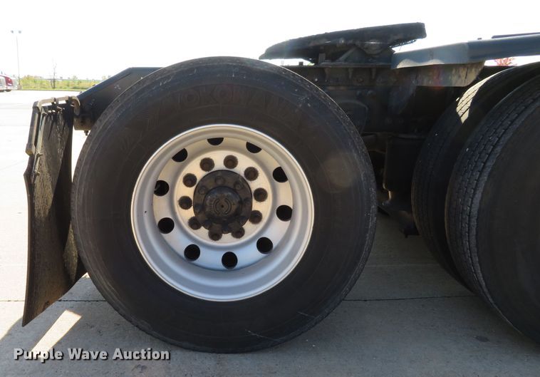 image for item DI3826 2005 Volvo VN  semi truck