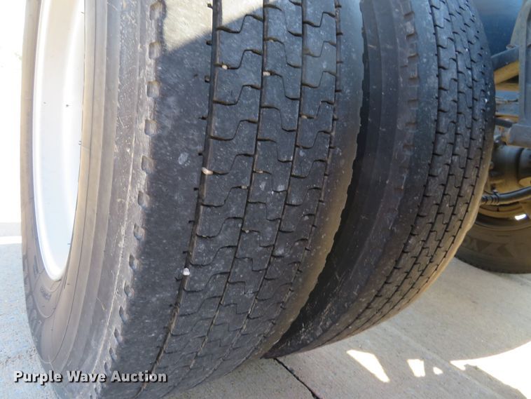 image for item DI3826 2005 Volvo VN  semi truck