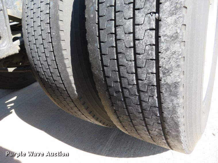 image for item DI3826 2005 Volvo VN  semi truck