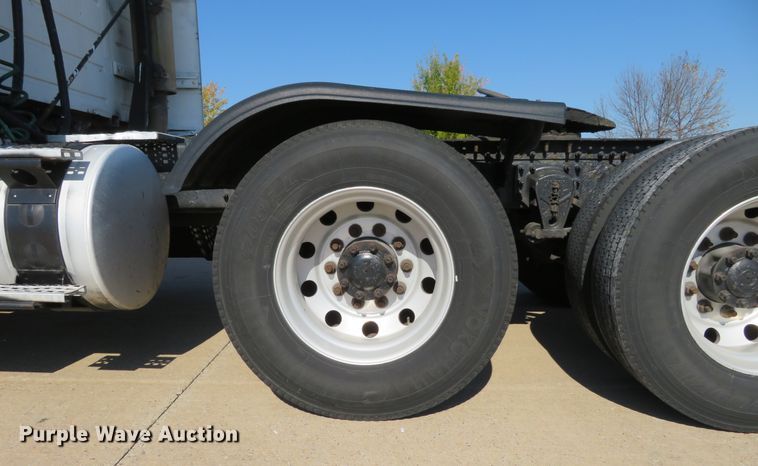 image for item DI3826 2005 Volvo VN  semi truck