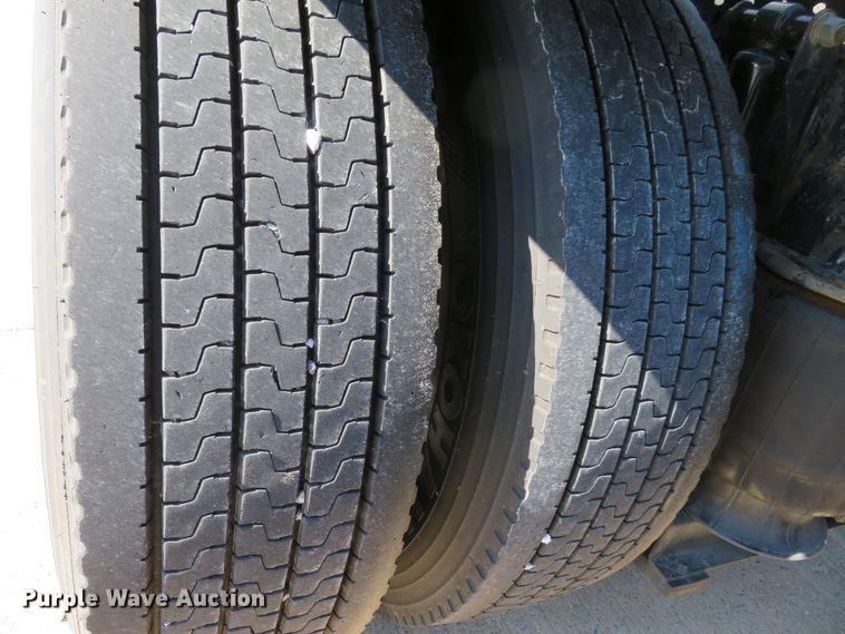 image for item DI3826 2005 Volvo VN  semi truck