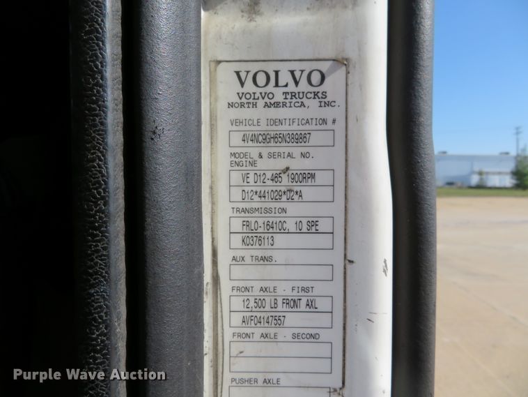 image for item DI3826 2005 Volvo VN  semi truck