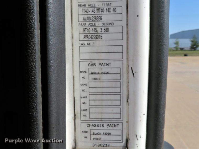 image for item DI3826 2005 Volvo VN  semi truck