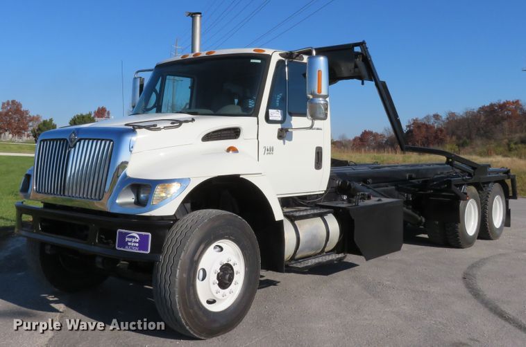 image for item DI3853 2005 International 7400  roll-off container truck