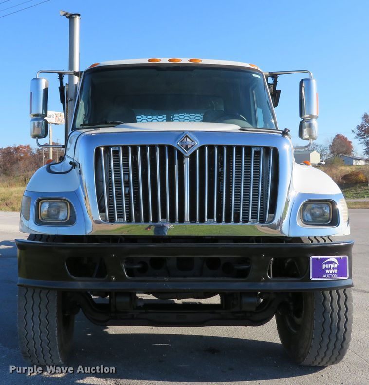 image for item DI3853 2005 International 7400  roll-off container truck