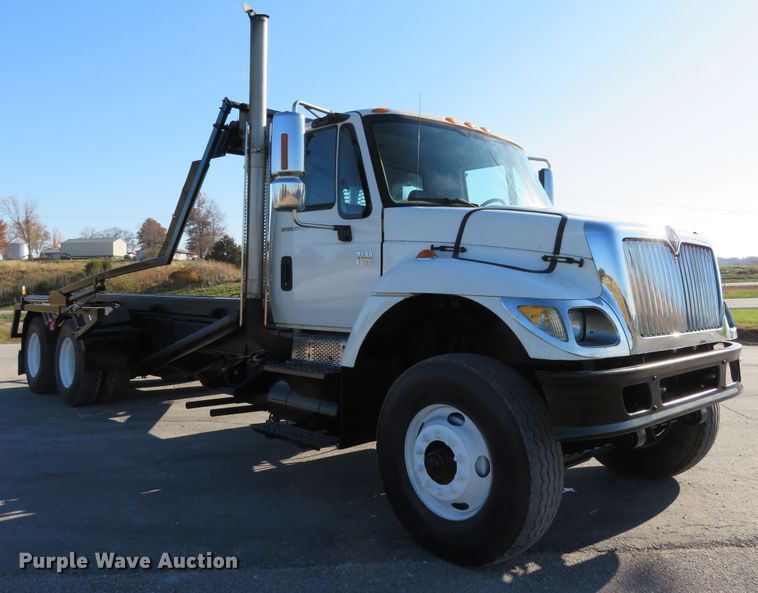 image for item DI3853 2005 International 7400  roll-off container truck