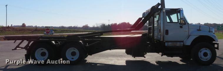 image for item DI3853 2005 International 7400  roll-off container truck