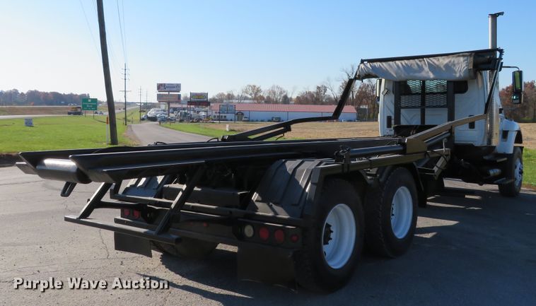 image for item DI3853 2005 International 7400  roll-off container truck