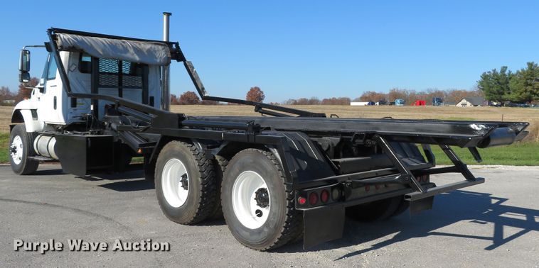 image for item DI3853 2005 International 7400  roll-off container truck