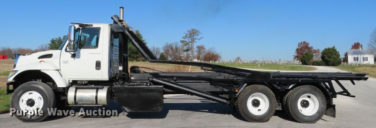 image for item DI3853 2005 International 7400  roll-off container truck