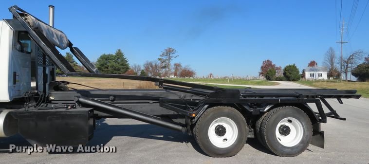 image for item DI3853 2005 International 7400  roll-off container truck