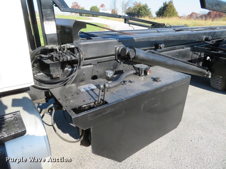 image for item DI3853 2005 International 7400  roll-off container truck