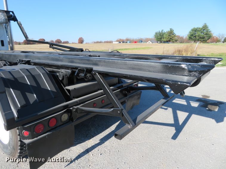 image for item DI3853 2005 International 7400  roll-off container truck