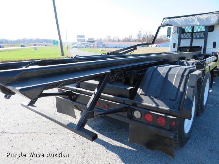 image for item DI3853 2005 International 7400  roll-off container truck