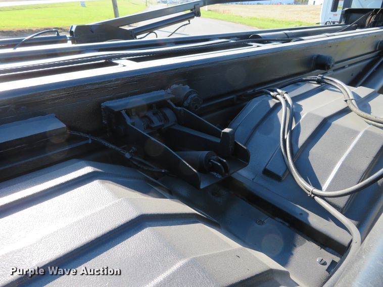 image for item DI3853 2005 International 7400  roll-off container truck