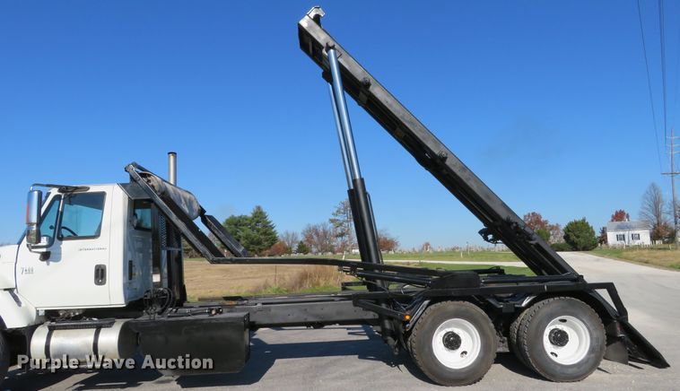 image for item DI3853 2005 International 7400  roll-off container truck