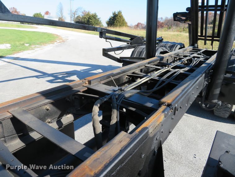 image for item DI3853 2005 International 7400  roll-off container truck