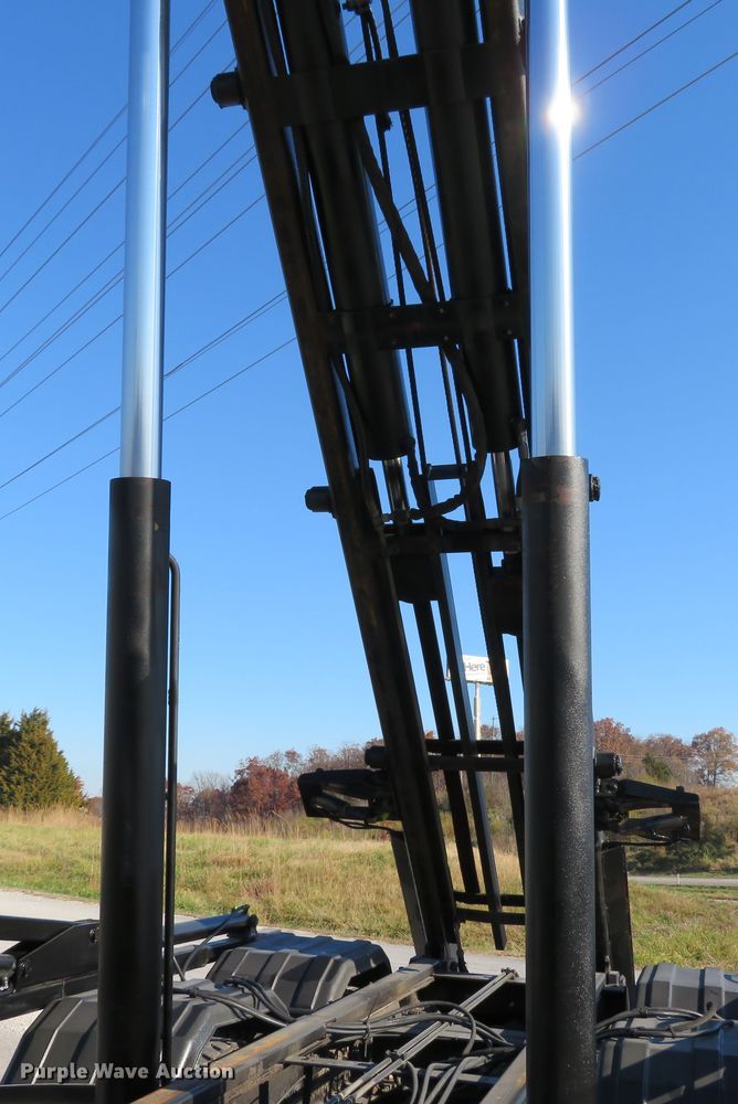 image for item DI3853 2005 International 7400  roll-off container truck