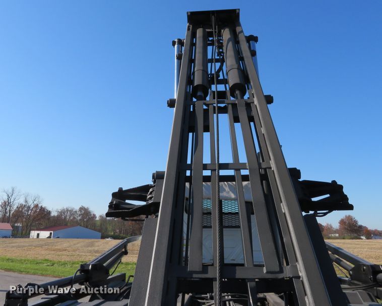 image for item DI3853 2005 International 7400  roll-off container truck