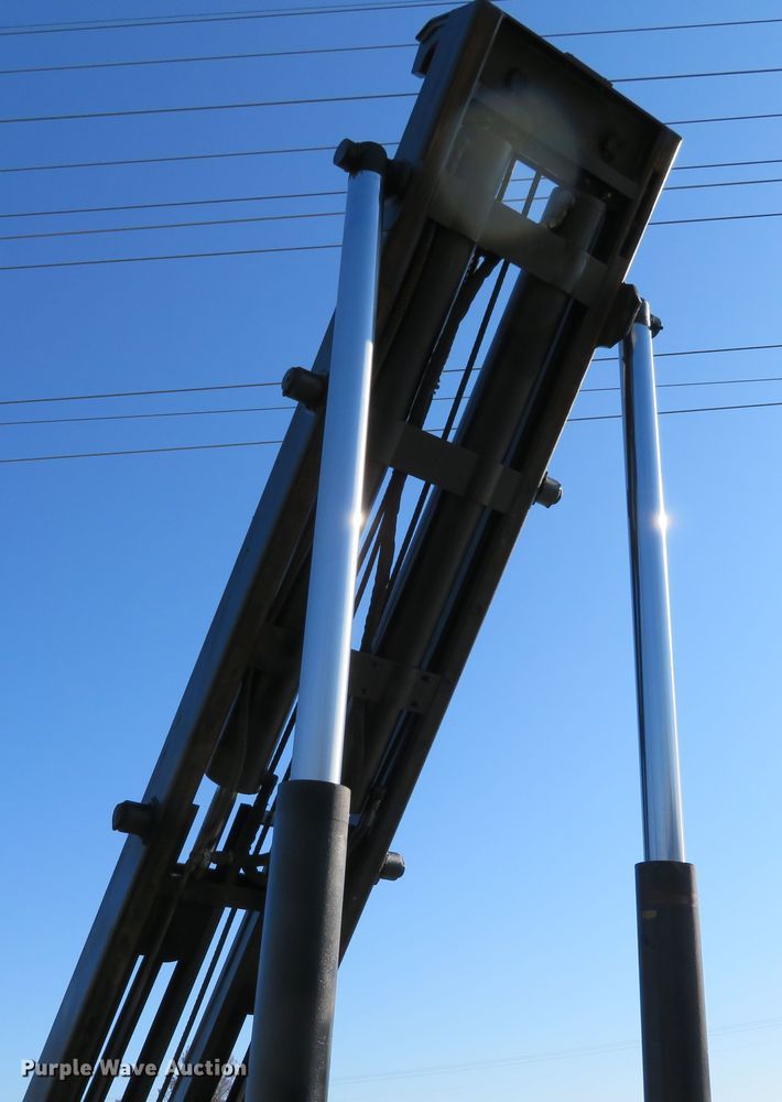 image for item DI3853 2005 International 7400  roll-off container truck