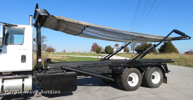 image for item DI3853 2005 International 7400  roll-off container truck