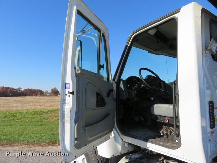 image for item DI3853 2005 International 7400  roll-off container truck