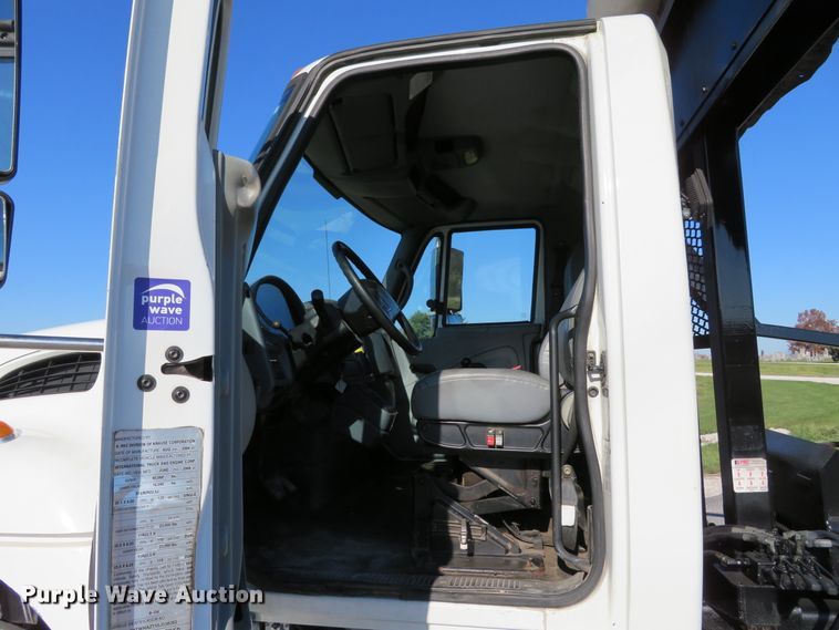 image for item DI3853 2005 International 7400  roll-off container truck