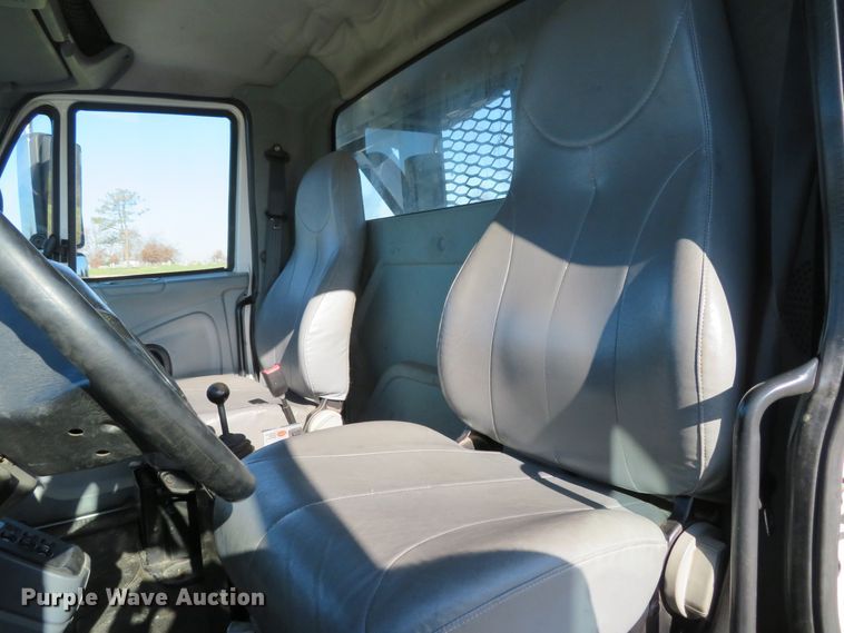 image for item DI3853 2005 International 7400  roll-off container truck