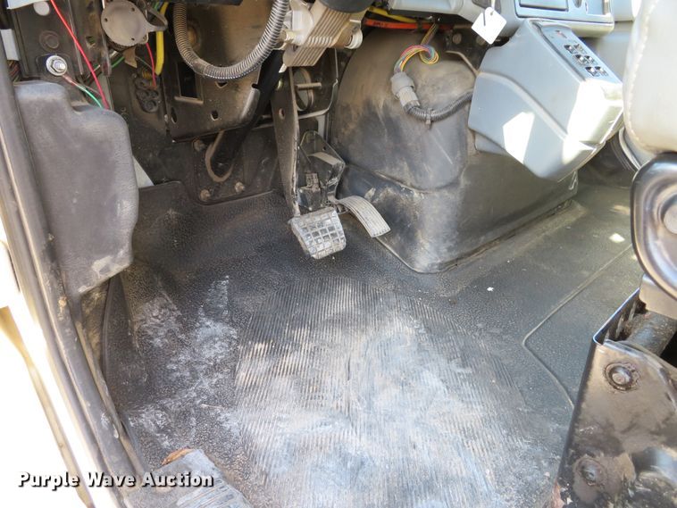 image for item DI3853 2005 International 7400  roll-off container truck