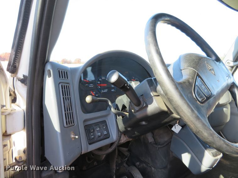 image for item DI3853 2005 International 7400  roll-off container truck