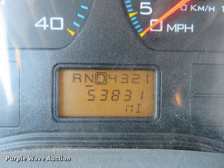 image for item DI3853 2005 International 7400  roll-off container truck