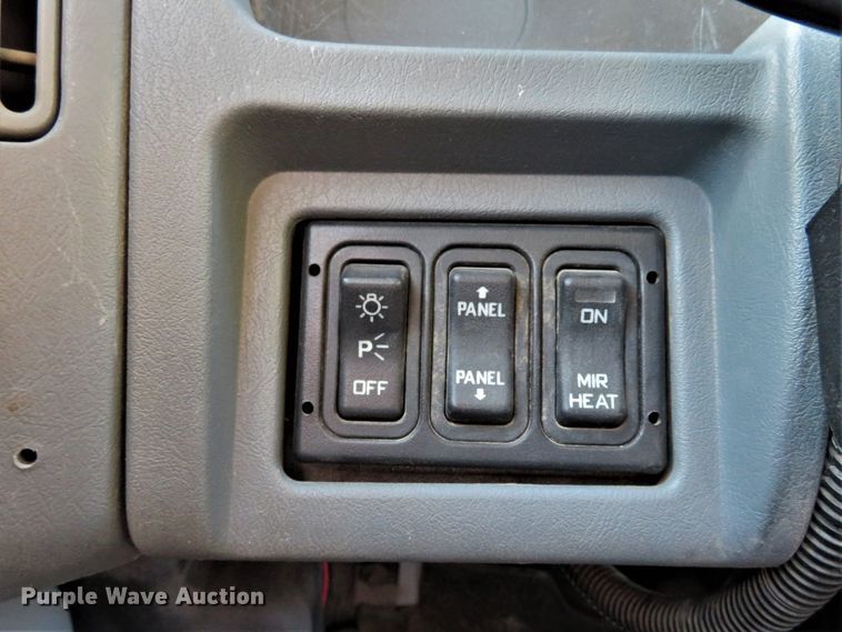 image for item DI3853 2005 International 7400  roll-off container truck