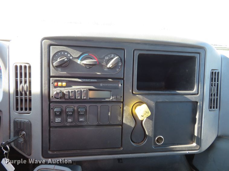 image for item DI3853 2005 International 7400  roll-off container truck