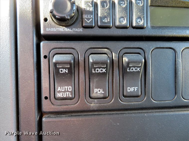 image for item DI3853 2005 International 7400  roll-off container truck